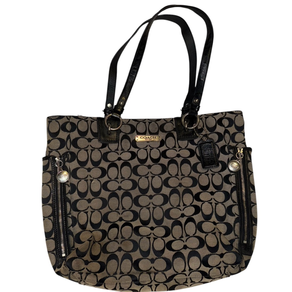 Beautiful Vintage Coach Black and Tan Shoulder Bag with Signature Logo Design